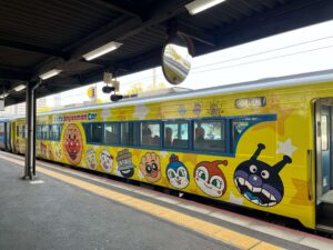 ゆうゆうアンパンマンカーの外観（進行方向左側）